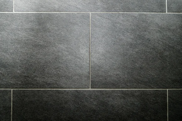 Dunkelgraue Fliesen mit Maserung